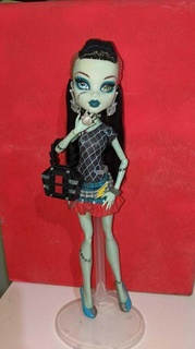 orecchino Frankie scuola amore moda stein Bambola mostro alto scuole draculaura Laguna 3d print model - Mito3D