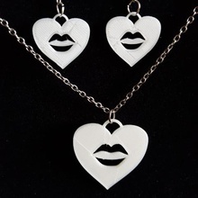 Ohrring pendant jewelry jewellery gifts fuck love funny woman child heart trend loop gold necklace diamond fashion decoration lip elegant refined playful valentines Tag Kuss Kostüm-Schmuck kindisch sweetheart 3d print model - Mito3D