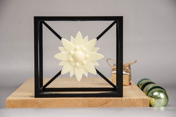 edelweiss cubo flotante diseño hogar casa cable arte escultura alpino decoración acrílico resina minimalista hand finished moderno naturaleza único trozo 3d impreso austriaco artesanía 3d print model - Mito3D