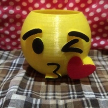 emoji kiss pot flowerpot 3d print model - Mito3D