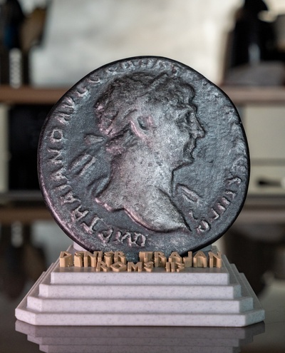 emperador trajano antiguo denario 10 5cm arte moneda trozo esquina escanear roma escultura modelado negador 3d decoración plata 3d print model - Mito3D