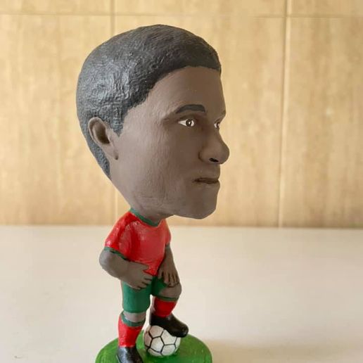 eus biyo Futbol oyuncu karikatür eusebius Futebol heykel Estatua yararlı Portekiz top 3D print model - Mito3D