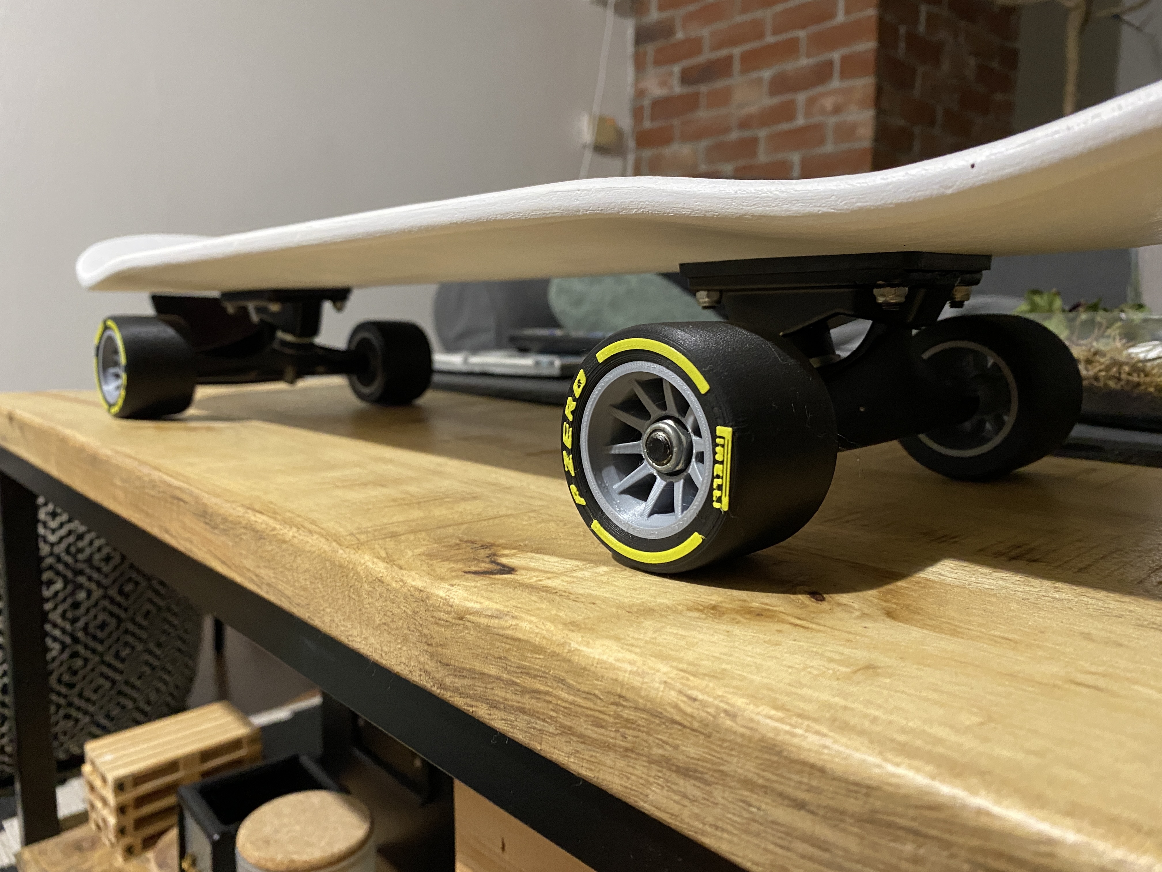 f1 stile skateboard ruote pattinare tavola cerchi pneumatici formula 1 slick 3D print model - Mito3D