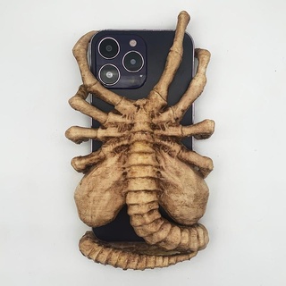 facehugger phone case alien movie xenomorph horror skull holder 3d print model - Mito3D