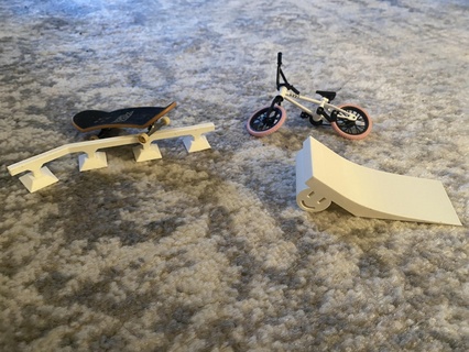 dito tavola tech mazzo smiley kicker rotaia skateboard pattinare parco rampa 3d print model - Mito3D