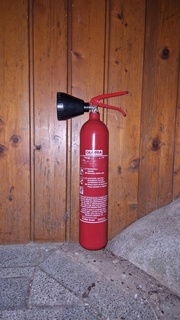 fuego extintor soporte 10mm tornillo colgando percha casa 3d print model - Mito3D