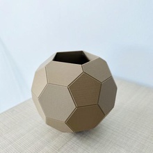 football, ballon de football pot la coupe porte-crayon maison polyèdre low poly vase 3d print model - Mito3D
