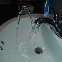 fontana beccuccio a mani libere stampa luogo gadget acqua tazza bevanda spazzolino da denti dispenser dissipatore di testa bagno rubinetto della la erogatore 3d print model - Mito3D
