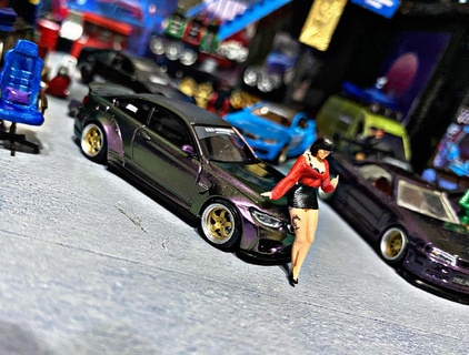 girl car leaning model 5 figure sport diorama female lean woman gamer man male sportgirl phonegirl 3d print model - Mito3D