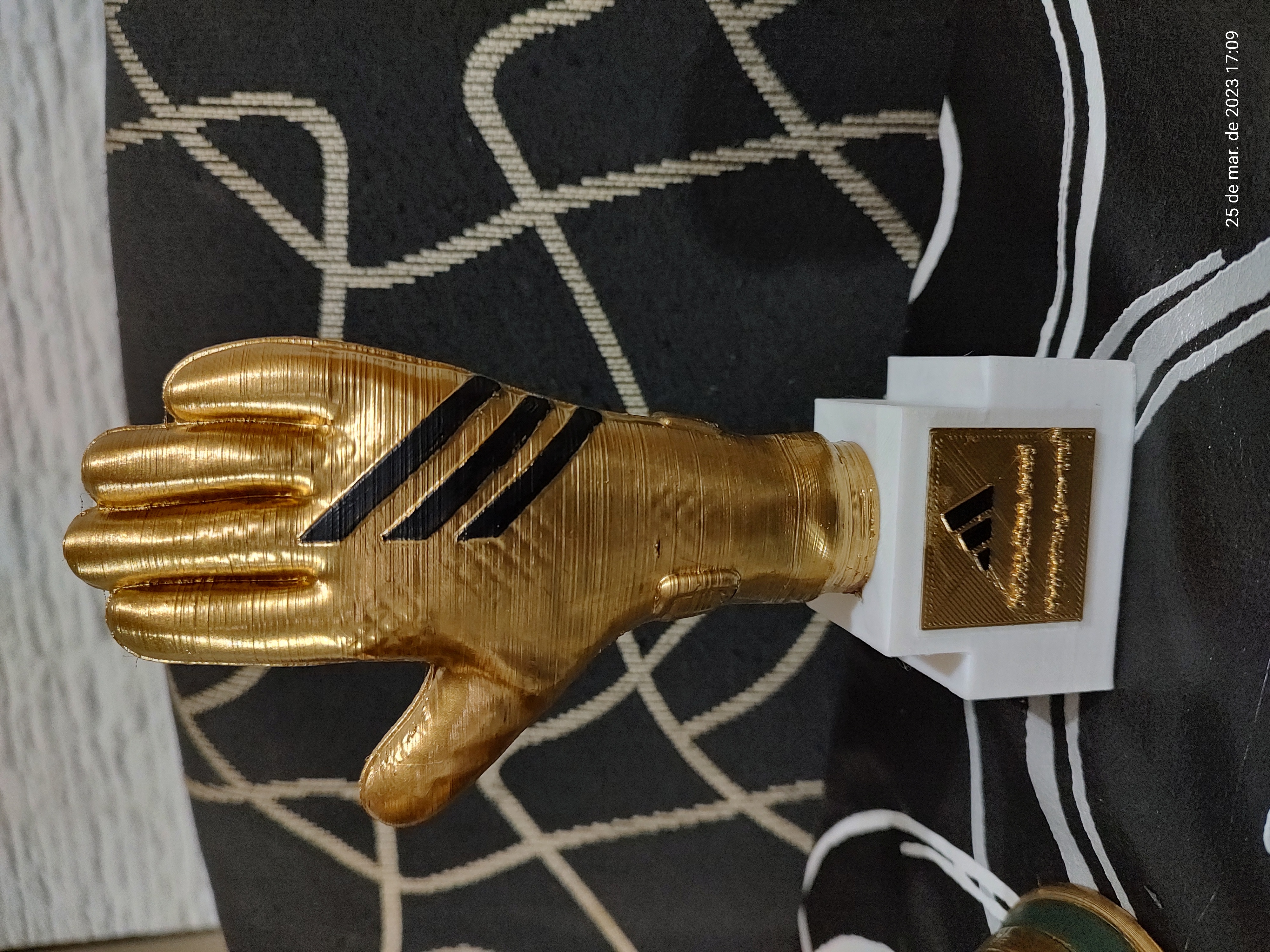 golden glove dibu martinez 3D print model - Mito3D