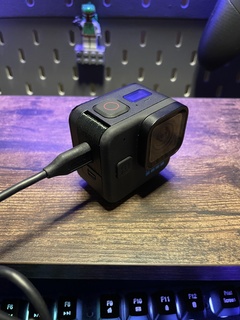 Go Pro 11 mini noir traverser USB côté porte pro batterie couverture gaine 3d print model - Mito3D