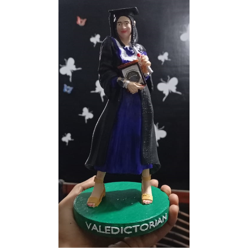 mezuniyet kız 1 graduate convocation valedictorian ödül ceremony okul birincisi toplantı kişi insan şekil karakter insanlar tören kolej mezun mezunlar şap topper hediye kadın Kadın KADIN 3D print model - Mito3D