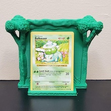 Relva Pokémon cartão ficar pé 3d print model - Mito3D