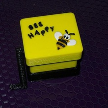 la amoladora de manivelle perso abeja feliz gadget manivela personalizado 3d print model - Mito3D