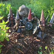 guardin' gnomes art les gnome jardin le nain cour l'épée bouclier barre la barbe hache lance mace armure cotte de mailles mdn dungeonsanddragons fleur lit 3d print model - Mito3D