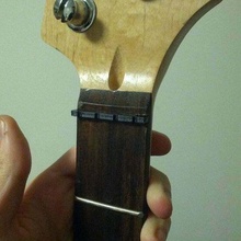 guitarra nuez 3d trozo plastico reemplazo pequeña música 3d print model - Mito3D