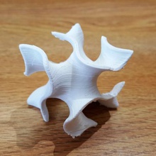 gyroid fragmento art fresco la diversión de aprendizaje matemáticas superficie mínima juguete juguetes 3d print model - Mito3D