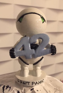 h2g2 marvin scultura sculture 42 spazio compleanno giocattolo arte 3d print model - Mito3D