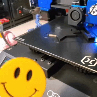 heureux applaudissant smiley visage battant fauteur trouble fête favoriser jouet 3d print model - Mito3D