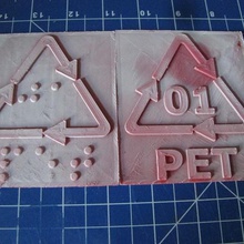 hdpe de recyclage code d'impression d'étiquettes en braille lettres outil le pe-hd pehd lettre l'étiquette matériau deux couleurs 3d print model - Mito3D
