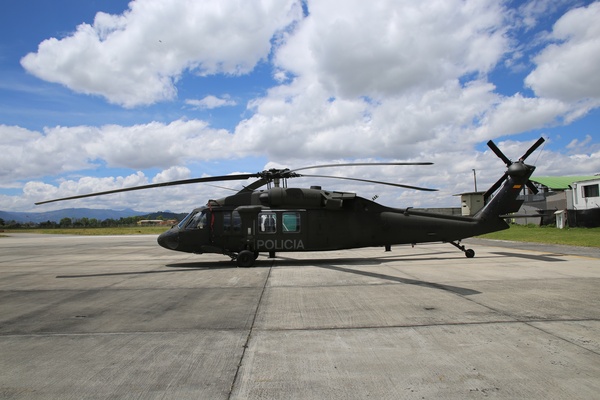 helicóptero uh 60 preto falcão alcon ataque combate brinquedo modelo avião escala voar 3d print model - Mito3D