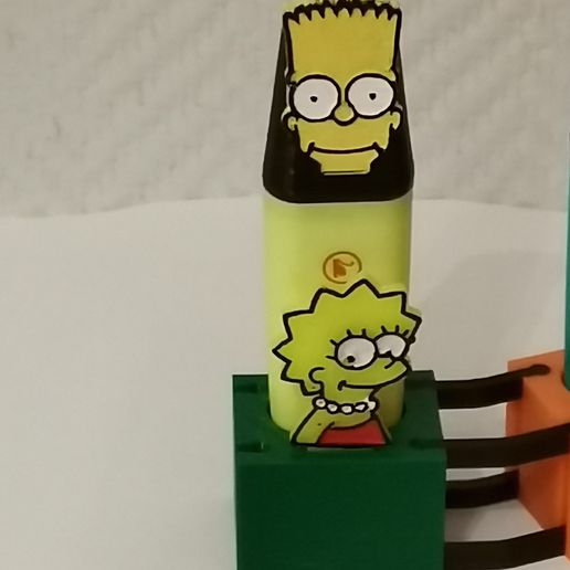 marcadores armazenamento conjunto Customizável 2 gadget marcador Stabilo escritório organizador suporte boné estatueta bart lisa Simpsons 3D print model - Mito3D