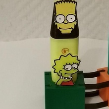 marcadores armazenamento conjunto Customizável 2 gadget marcador Stabilo escritório organizador suporte boné estatueta bart lisa Simpsons 3d print model - Mito3D
