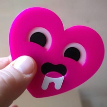 cornea cuore emoji 3d distintivo gadget distintivi carina design veleno fidanzata San Valentino bacioemoji magnete magneti perni sexy regali san valentino 3d print model - Mito3D