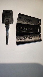 Husqvarna Nord 901 clé couverture gaine gadget hsq versets moto 3d print model - Mito3D