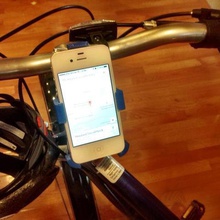 iphone 4s bike mount rivisto gadget bicicletta telefono cellulare 3d print model - Mito3D