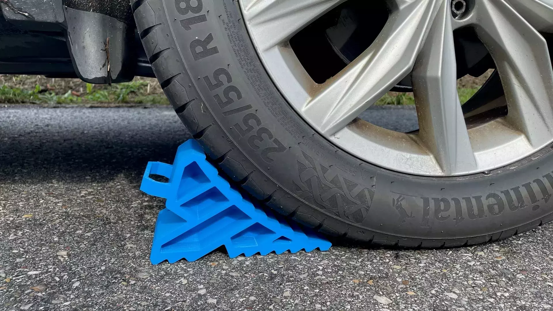 kylie - stable wheel wedge fuse chock vehicle trailer caravan wheelcock tires camper 3D print model - Mito3D