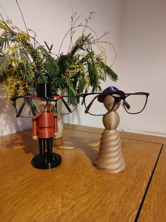 ladies' glasses holder door woman 3d print model - Mito3D