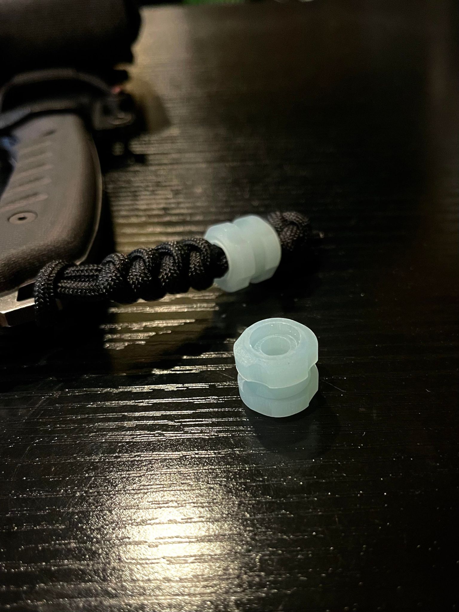 cordon perle edc couteau poche fermeture éclair fixé lame paracord 3D print model - Mito3D