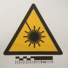 láser advertencia firmar laserwarnzeichen atención din4844 2 piew logo señal 2d_art 3d print model - Mito3D