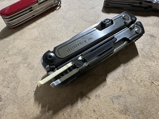 leatherman arco victorinox pinzette stuzzicadenti titolare supporto utensili attrezzo pinze multi lama magna tagliare fai 3d print model - Mito3D