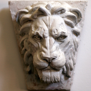 león piedra clave mano esculpido alivio 3d print model - Mito3D