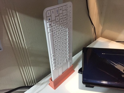 Logitech k400r clavier côté supporter bureau organisation espace économie fil Bureau 3d print model - Mito3D