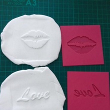 love kiss relief cookie 3d print model - Mito3D