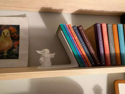 low-poly baby yoda book stand end Home starwars lowpoly bookend bookshelf babyyoda bookstand 3d print model - Mito3D
