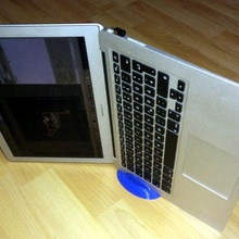 MacBook Luft Halter Unterstützung Gadget Stand 3d print model - Mito3D