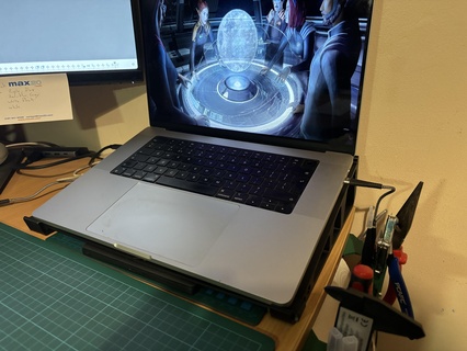 macbook Pro 16 m1 estante soporte artilugio oficina escritorio 3d print model - Mito3D