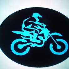 medalhão sigle moto Cruz avec suporte gadget DAILLON porte chevalet magnético motocicleta motocross porta cavalete acrônimo Magali 3d print model - Mito3D