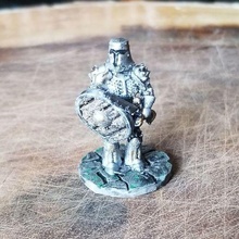 metal femme knight 28mm 28mmscale dnd miniature female warrior toy_game_accessories 3d print model - Mito3D