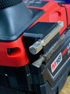 milwaukee m18 bits soporte combustible perforar conductor accesorios 3d print model - Mito3D