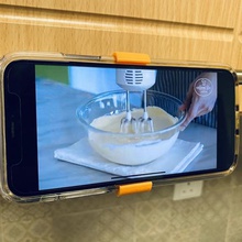 mobile phone holder stand strumento cucina a cottura telefono titolare 3d print model - Mito3D