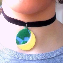 moon earth medallion jewelry medallon 3d print model - Mito3D