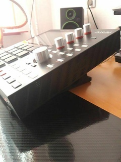 mpc Neigung Stand akai Fachmann Trommelmaschine HipHop Musik 3d print model - Mito3D