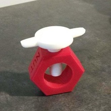 casse-noisette noix-o-mat helper la maison cuisine à manger 3d print model - Mito3D