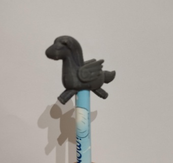 pégaso caneta chapéu coco lápis educativo escola história fantasia Grécia chibi Sergio Inglês 3d print model - Mito3D