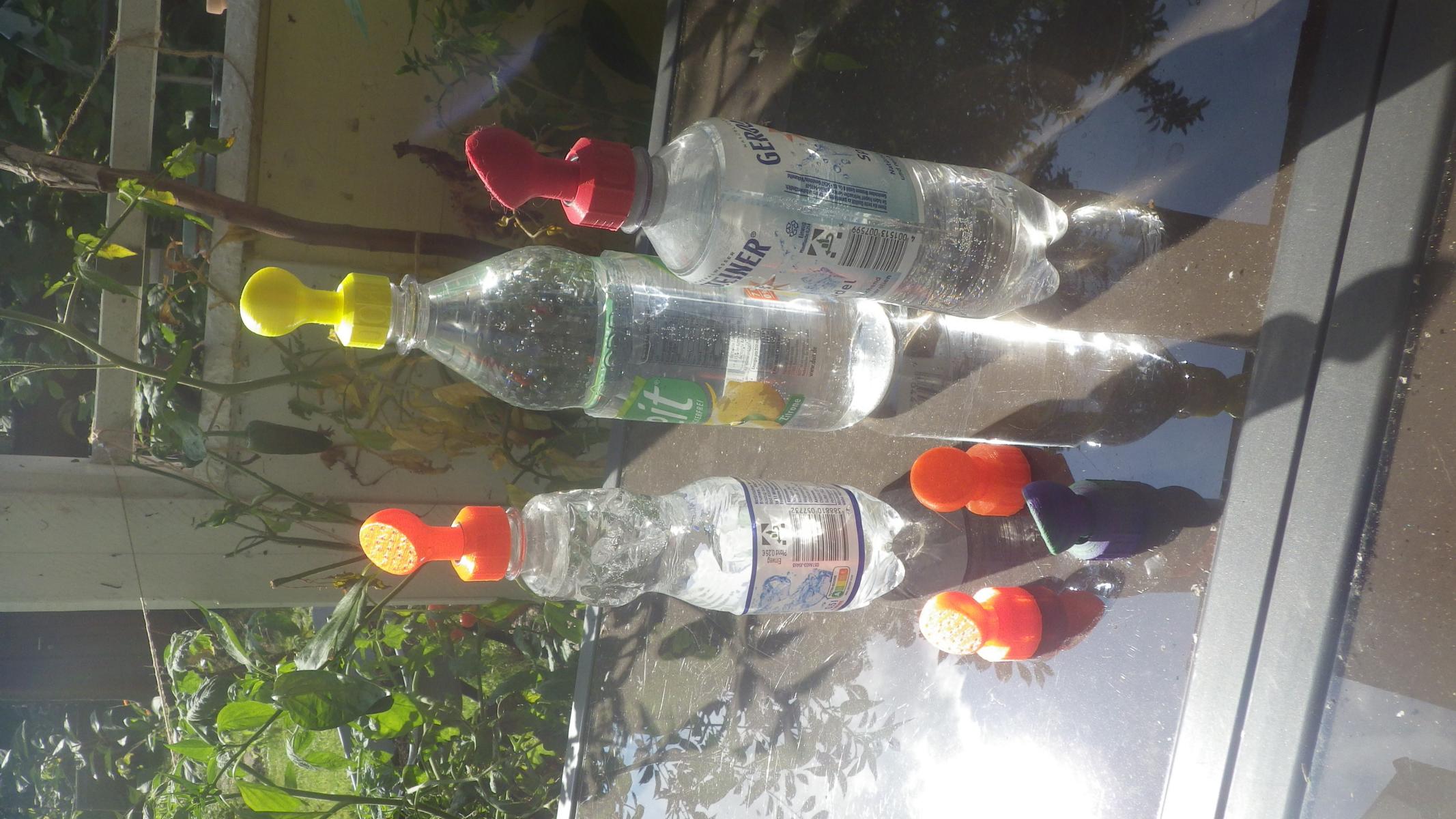 animal compagnie bouteilles attachement bouteille douche arrosage seringue recyclage jardin fleurs 3D print model - Mito3D